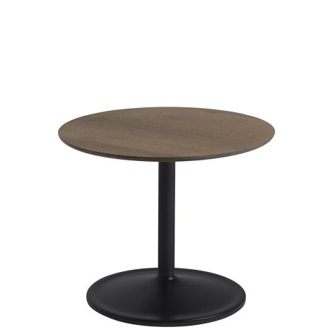 Soft-stolik-boczny-o48-h40-czarny-przyciemniany-dąb-muuto-ilumia