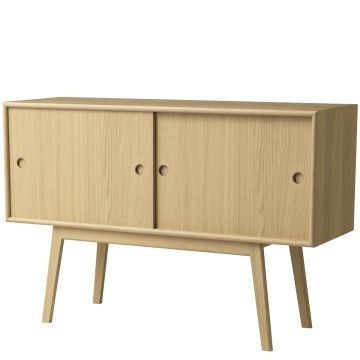 Butler_A83_komoda_drewniana_z_przesuwnimi_drzwiczkami_dąb_FDB_Mobler_ilumia