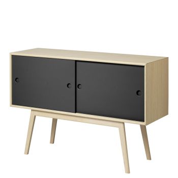 Butler_A83_komoda_drewniana_z_przesuwnimi_drzwiczkami_dąb_czarny_FDB_Mobler_ilumia