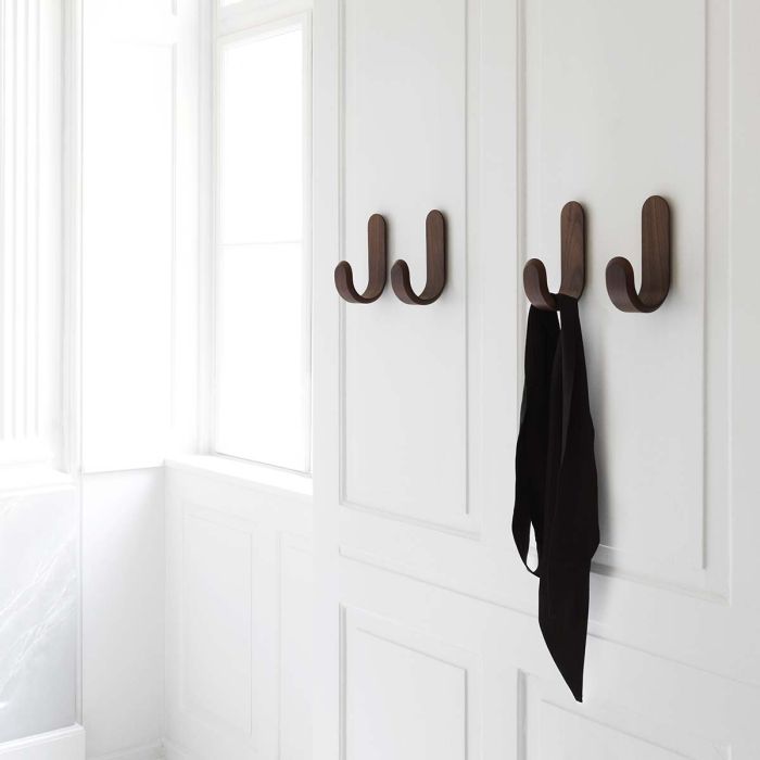 2020_Normann_Copenhagen_Curve_Hook_Walnut_4-ilumia