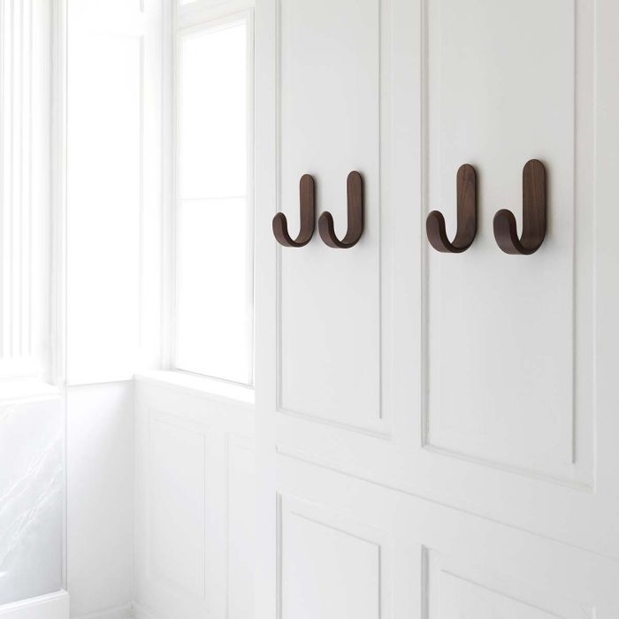 2020_Normann_Copenhagen_Curve_Hook_Walnut_4-ilumia
