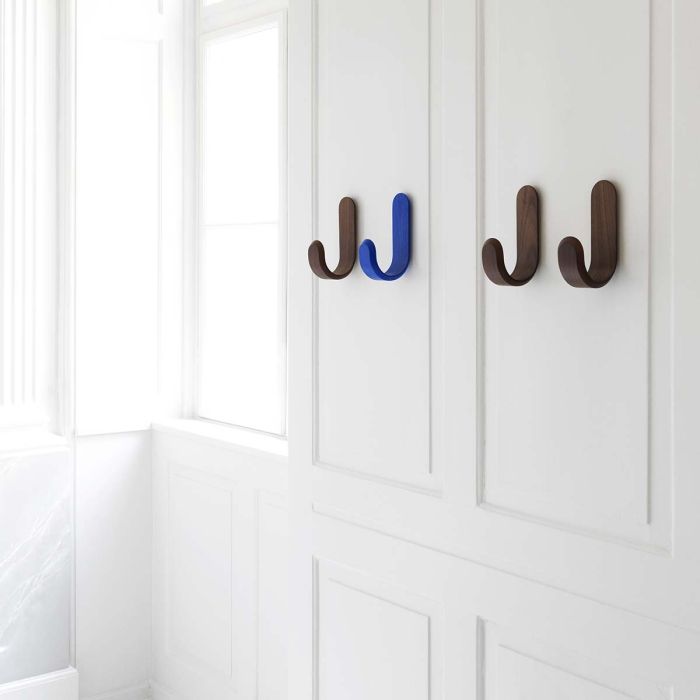 2020_Normann_Copenhagen_Curve_Hook_Walnut_4-ilumia
