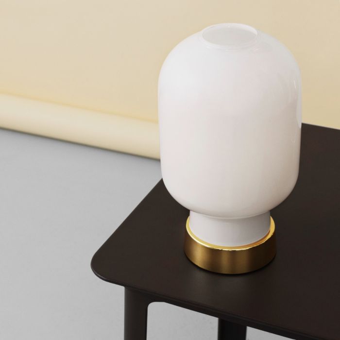 502169_Normann_Copenhagen_Amp_Table_Lamp_White_Brass_02-ilumia