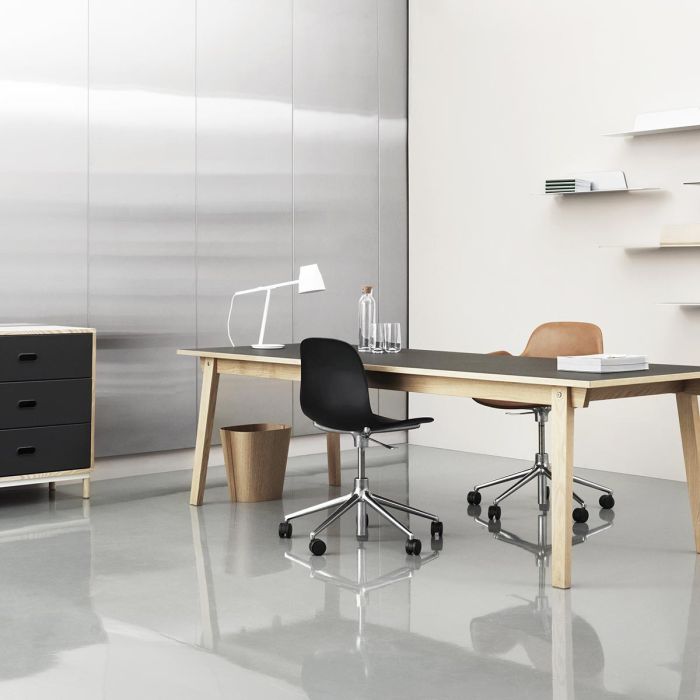 505062_Normann_Copenhagen_Momento_Table_Lamp_White_In_Office_Normann_Copenhagen_ilumia