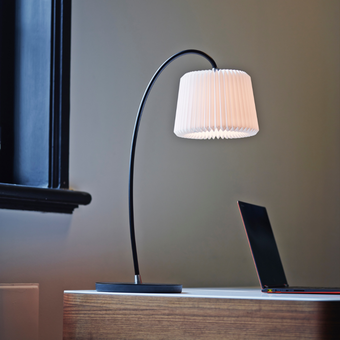 Snowdrop_lampa_stołowa_biała_Le_Klint_ilumia