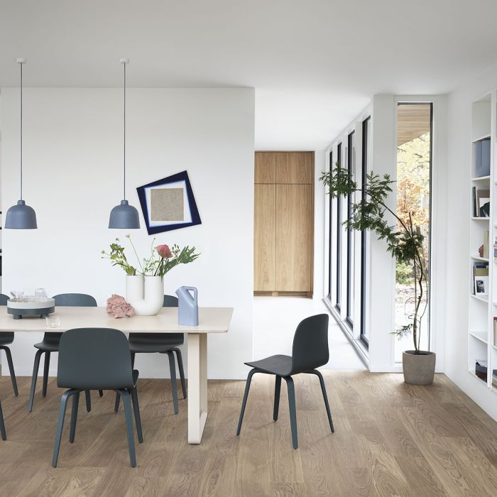 70-70-table-sand-visu-chair-wood-dark-green-grain-pendant-platform-tray-muuto-ilumia