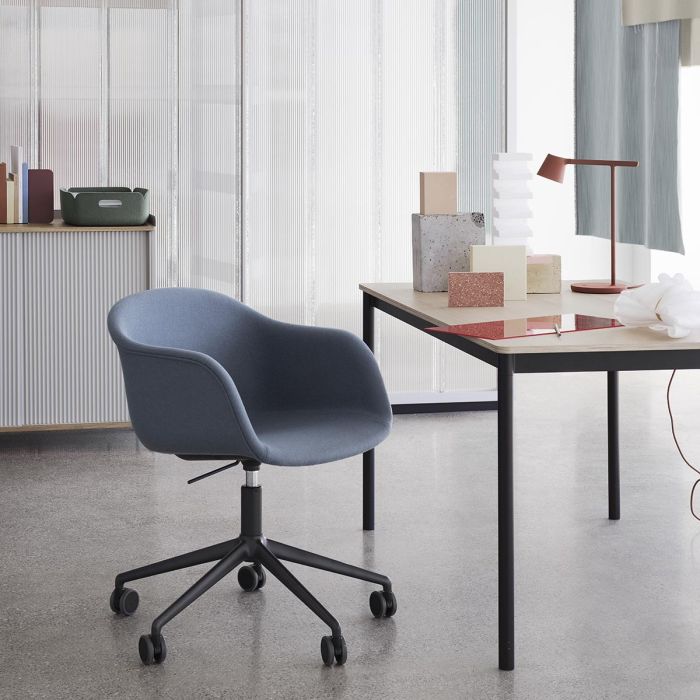 Fiber-armchair-gaslift-divina-154-base-table-tip-enfold-muuto-ilumia