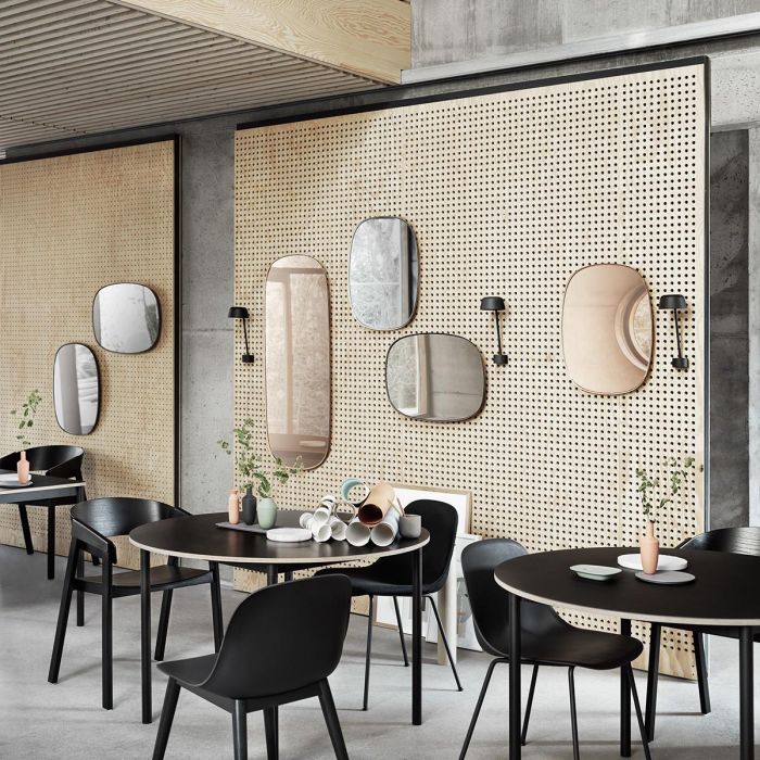 Framed_Mirrors_Cafe_Steeting_Lean_O110_Base_Table-muuto-ilumia