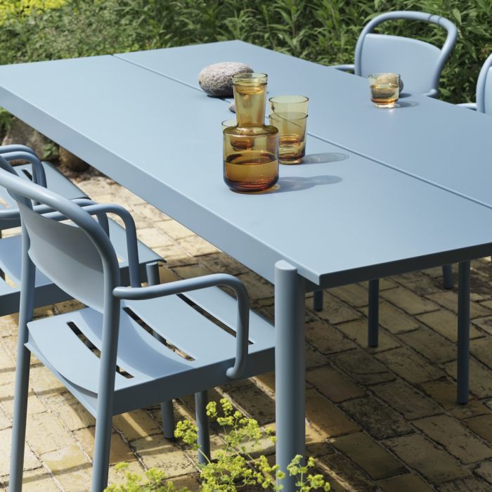 Linear-steel-zestaw-mebli-ogrodowych-200x75-niebieski-Muuto-ilumia
