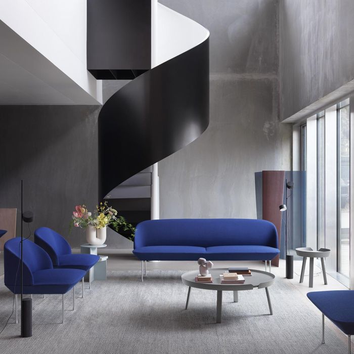oslo-3-seater-lounge-chrome-around-table-post-floor-kink-vase-muuto-ilumia