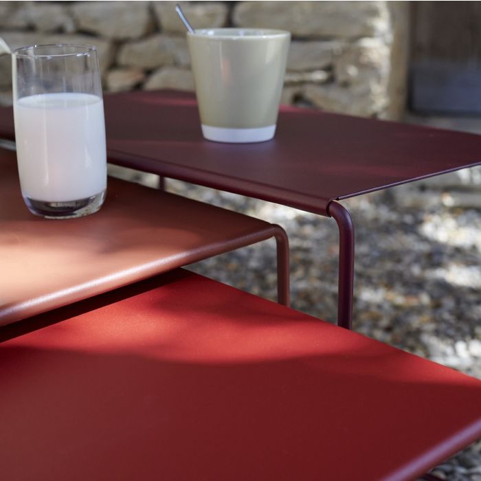 Oulala_zestaw_3_stolików_kawowych_Black_Cherry_Red Ochre_Chili_Fermob_ilumia