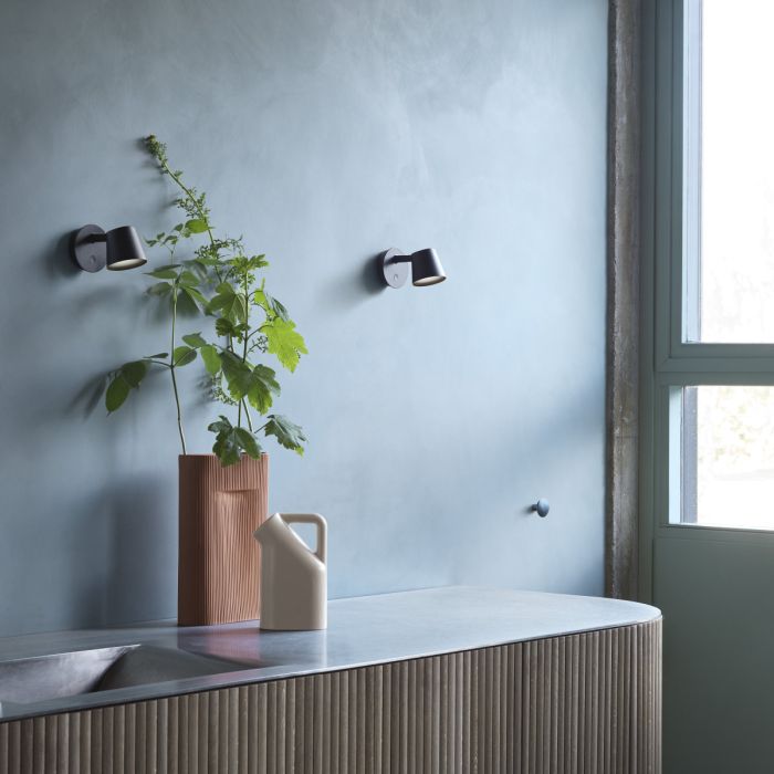 tip-adjustable-modern-wall-lamp-black-muuto-ilumia
