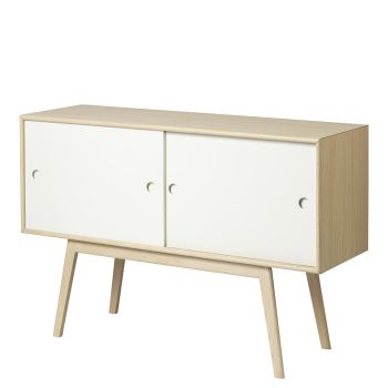 Butler_A83_komoda_drewniana_z_przesuwnimi_drzwiczkami_dąb_biały_FDB_Mobler_ilumia