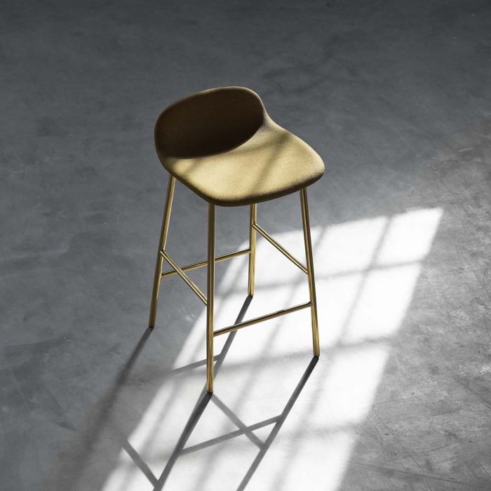 1400933_Normann_Copenhagen_Form_Barstool_65cm_Brass_Steelcut_Trio_ilumia