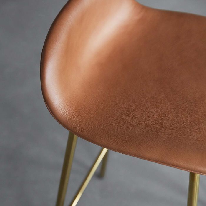 1400935_Normann_Copenhagen_Form_Barstool_65cm_Brass_Ultra_Leather_Brandy_ilumia