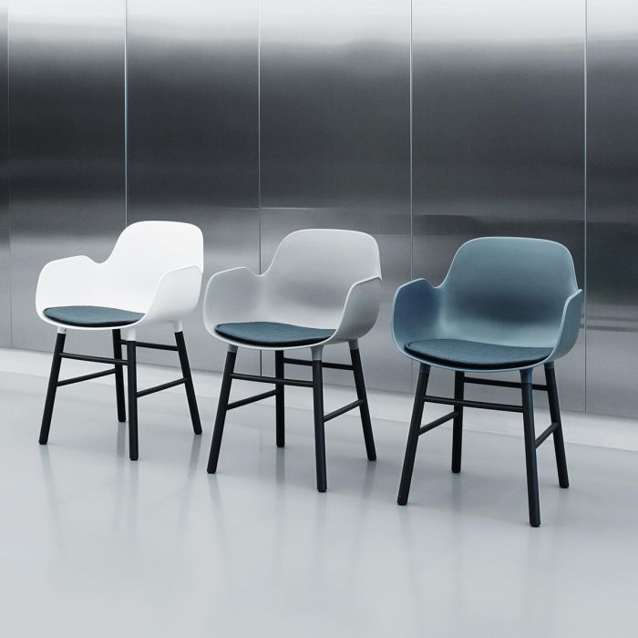 2017_Normann_Copenhagen_Showroom_Form_Armchair_Seat_Cushion_Blue-ilumia
