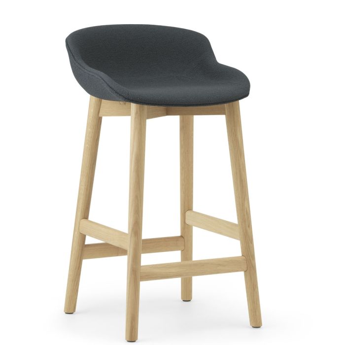 Hyg-stołek-barowy-tapicerowany-tkanina-Camira_Yoredale_65cm-dąb-Normann-Cph-ilumia