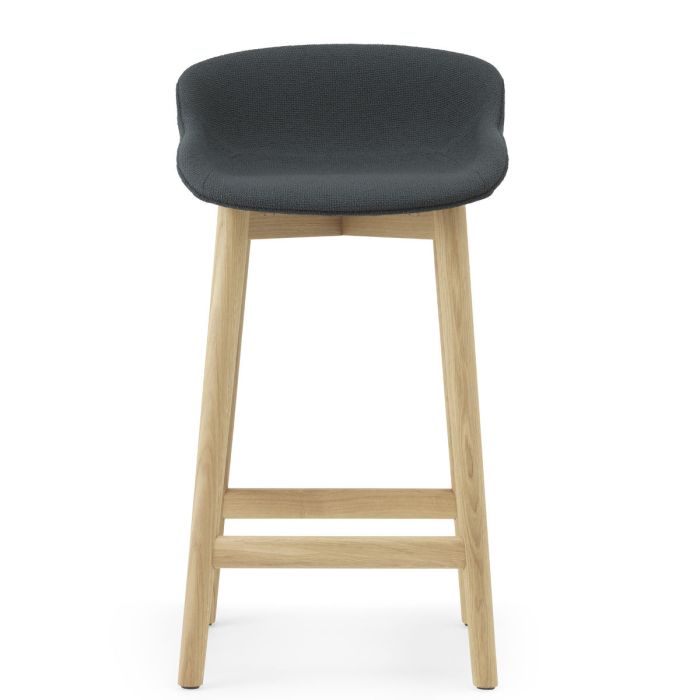 Hyg-stołek-barowy-tapicerowany-tkanina-Camira_Yoredale_65cm-dąb-Normann-Cph-ilumia