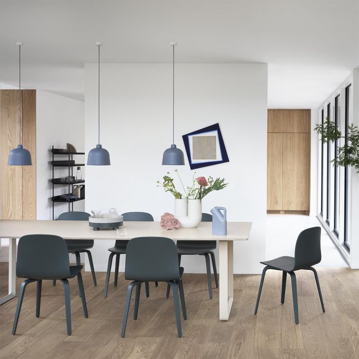 7070-table-visu-chair-wood-dark-green-grain-pendant-platform-tray-muuto-ilumia