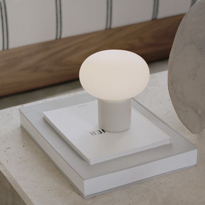 Karl-Johan_lampa_stołowa_przenośna_jasnoszary_New_Works_ilumia