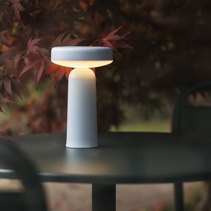 Ease_lampa_mobilna_stołowa_muuto_ilumia