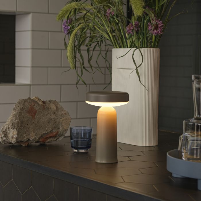 Ease_lampa_mobilna_stołowa_muuto_ilumia