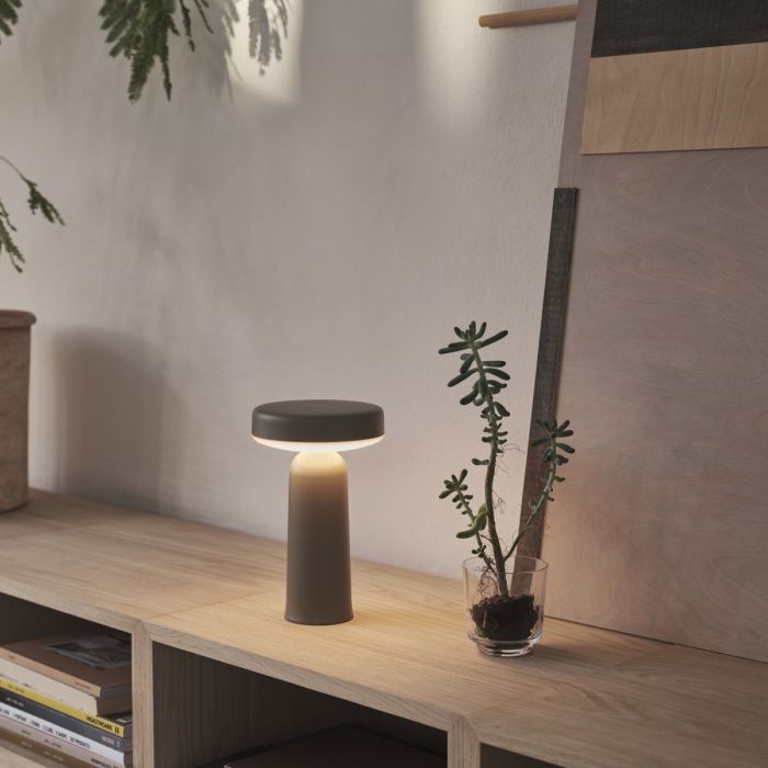 Ease_lampa_mobilna_stołowa_muuto_ilumia