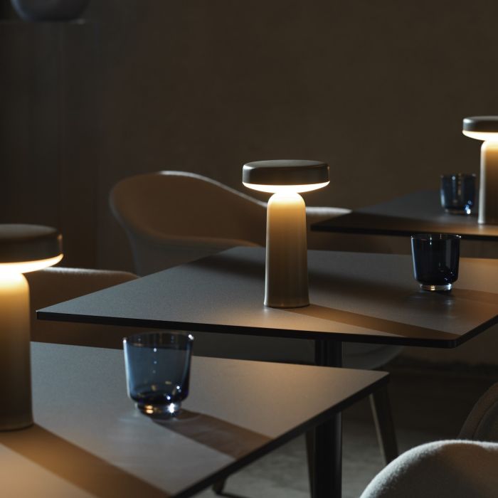 Ease_lampa_mobilna_stołowa_muuto_ilumia