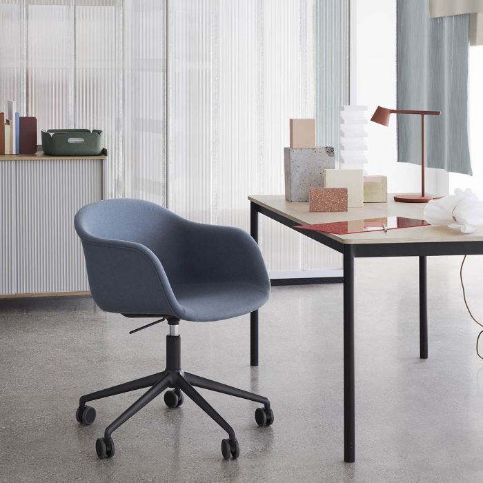 Fiber-armchair-gaslift-divina-154-base-table-tip-enfold-muuto-ilumia