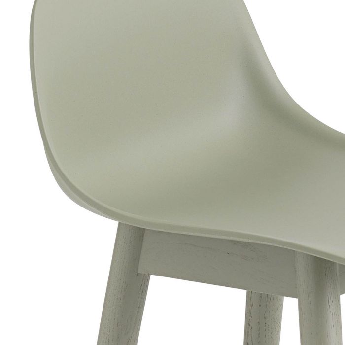 Fiber-barstool-w-back-wood-base-dusty-green-65-Muuto-ilumia