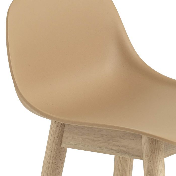 Fiber-barstool-w-back-wood-base-ocre-65-Muuto-ilumia