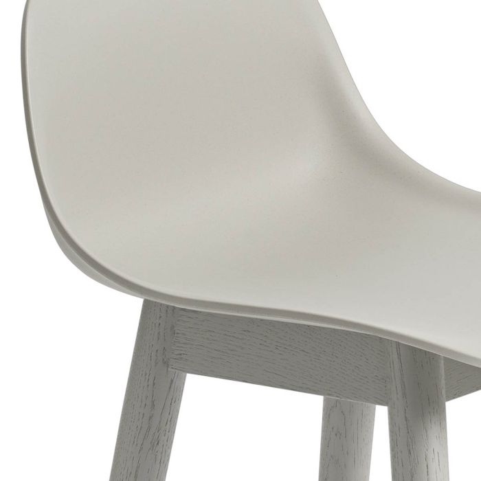 Fiber-barstool-w-back-woodbase-grey-grey-65-Muuto-ilumia