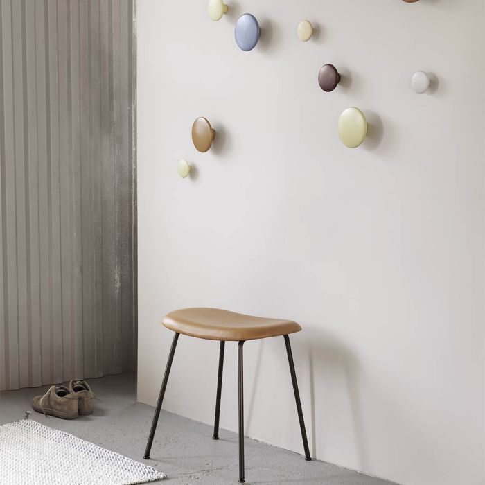 Fiber-stool-tube-cognac-leather-Dots-muuto-ilumia