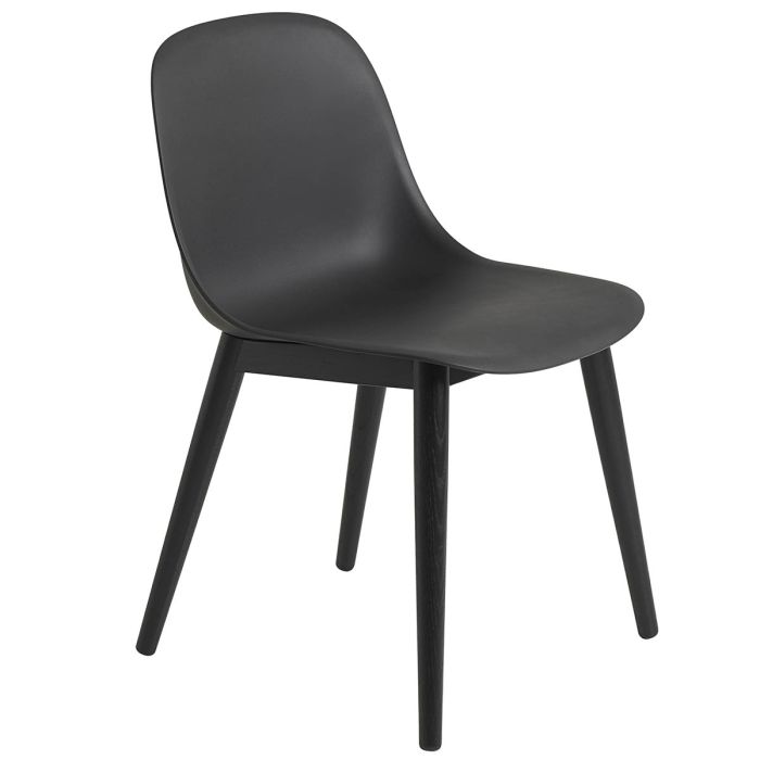 Fiber_side_chair_wood_base_black_WB_muuto-ilumia