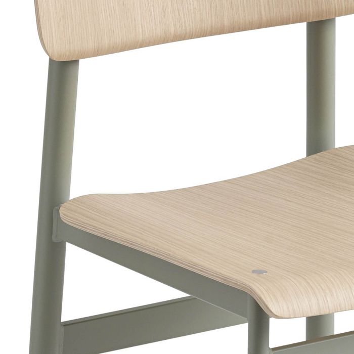 Loft-bar-stool-65-dusty-green-oak-Muuto-ilumia