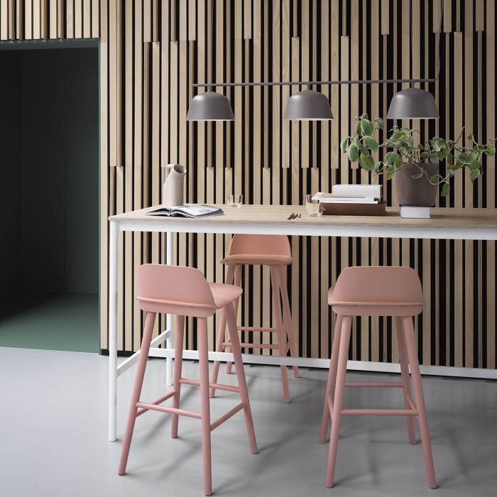 nerd-bar-stool-tan-rose-base-high-table-oak-white-ambit-rail-lamp-muuto-ilumia