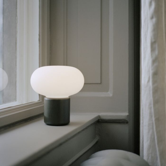 Karl-Johan_lampa_stołowa_przenośna_New_Works_ilumia