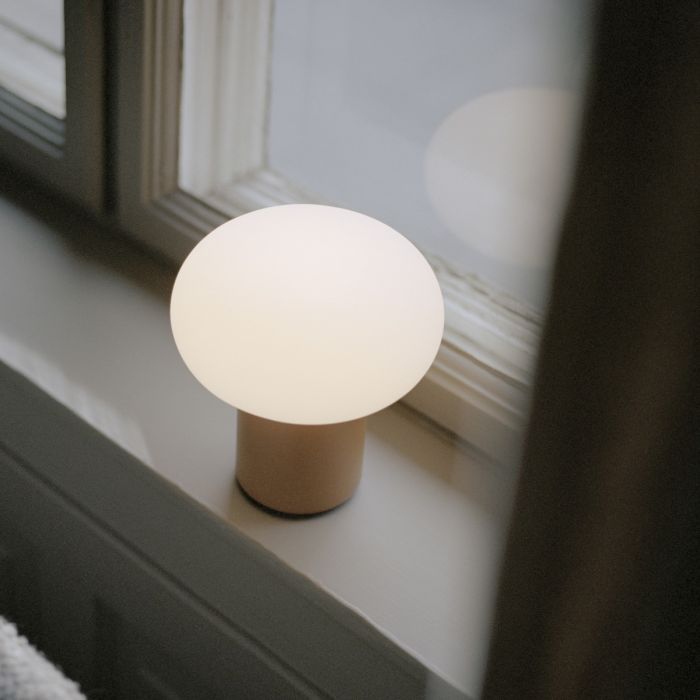 Karl-Johan_lampa_stołowa_przenośna_ciemnożółty_New_Works_ilumia