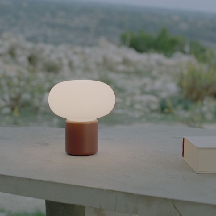 Karl-Johan_lampa_stołowa_przenośna_New_Works_ilumia