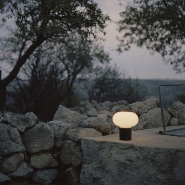 Karl-Johan_lampa_stołowa_przenośna_New_Works_ilumia