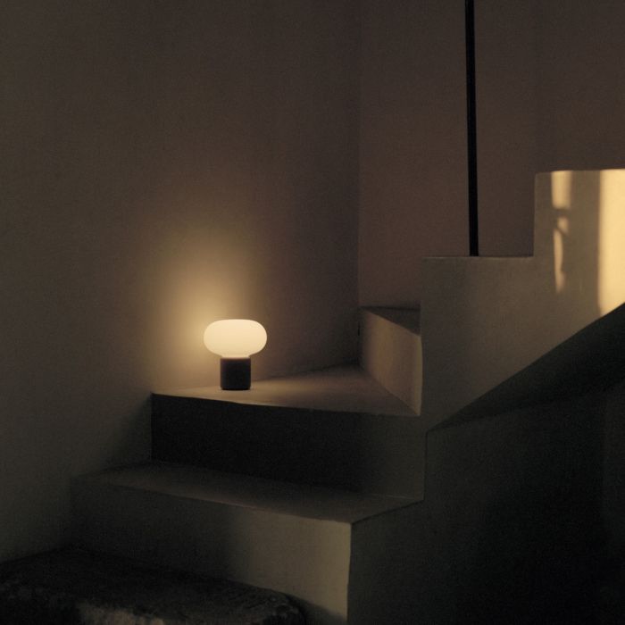 Karl-Johan_lampa_stołowa_przenośna_New_Works_ilumia
