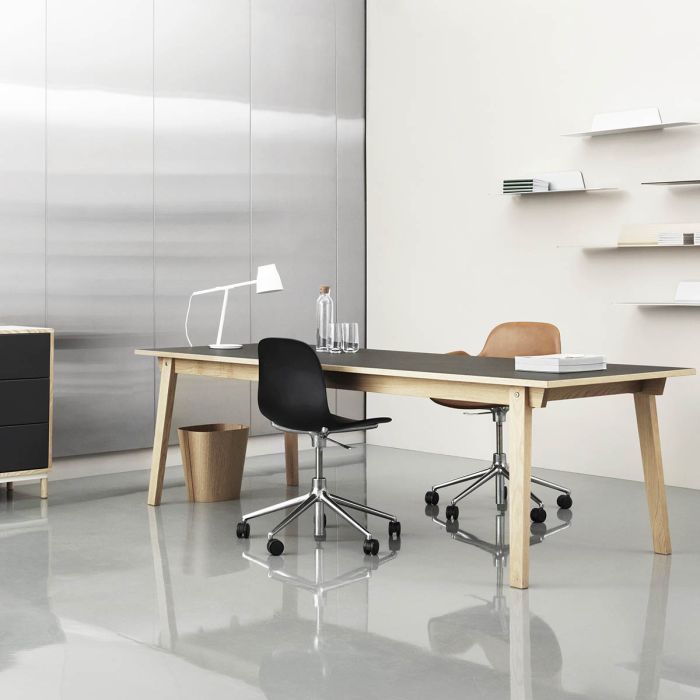 Normann_Copenhagen_Form_Chair_Swivel_5W_Black_In_Office_ilumia