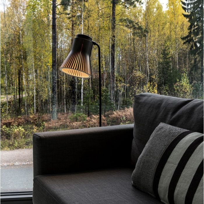 Secto_Design_Petite_4600_floor_black-ilumia-900x900