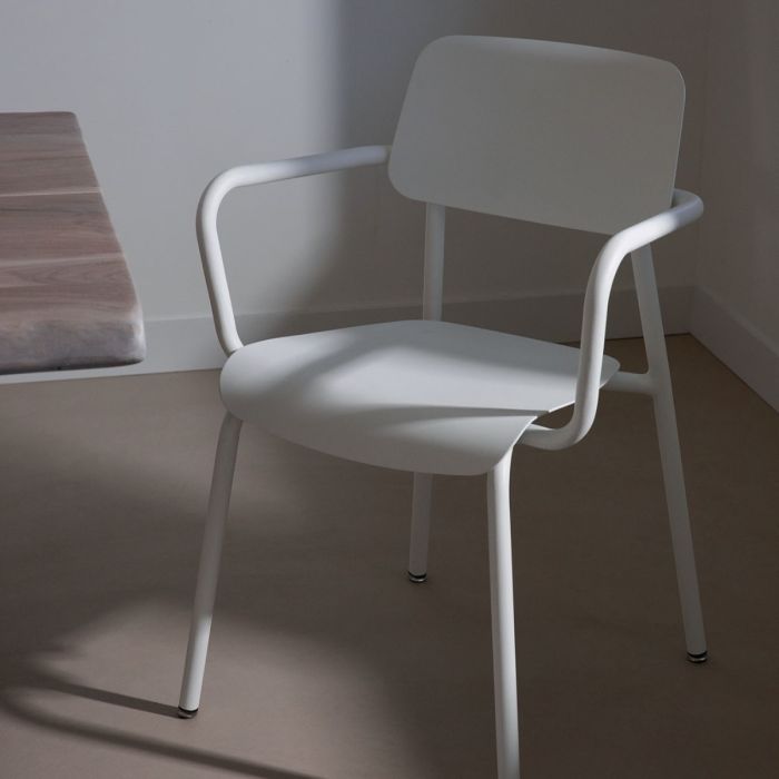 Studie_krzesło_z_podłokietnikami_Clay_Grey_Fermob_ilumia