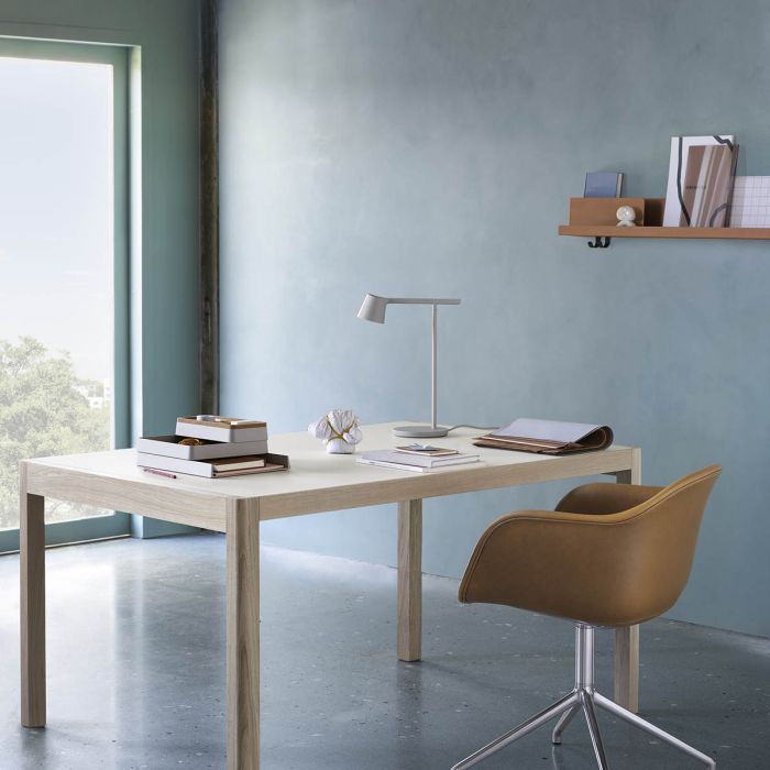 tip-table-lamp-workshop-table-oak-fiber-armchair-cognac-leather-muuto-ilumia